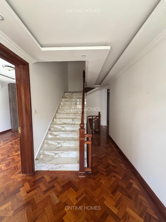 5 Bed Townhouse with En Suite at Lavington - 10