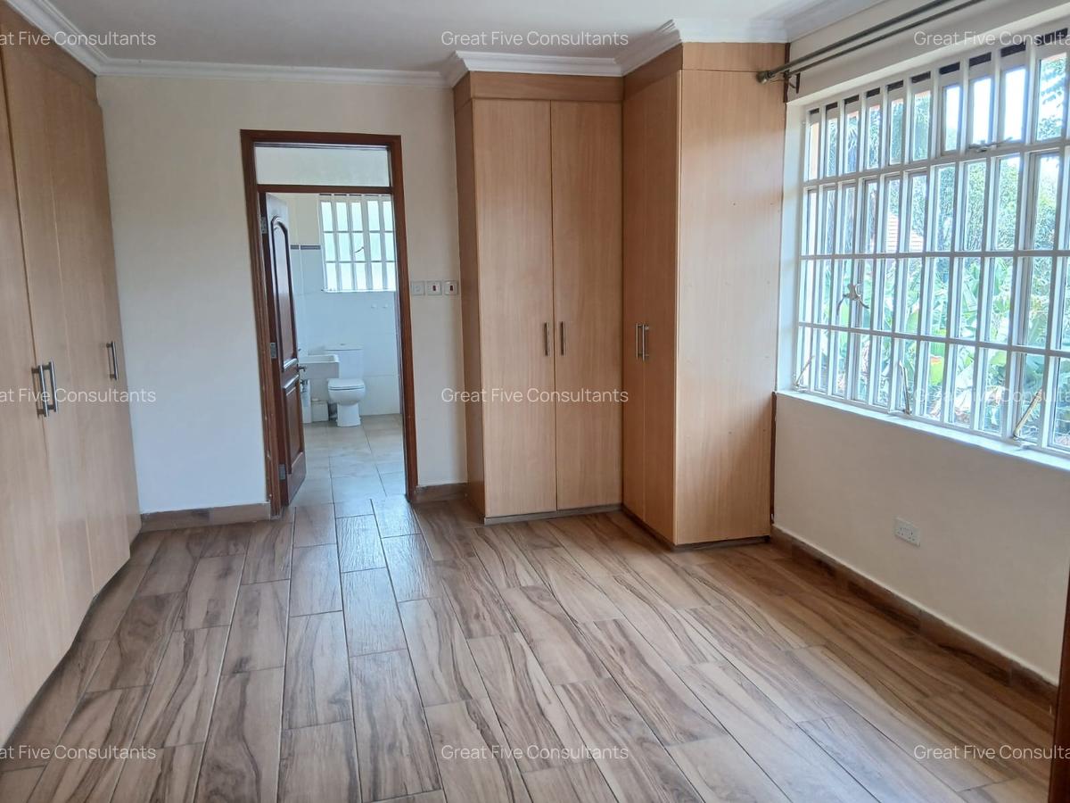 4 Bed Villa with En Suite in Rosslyn - 16