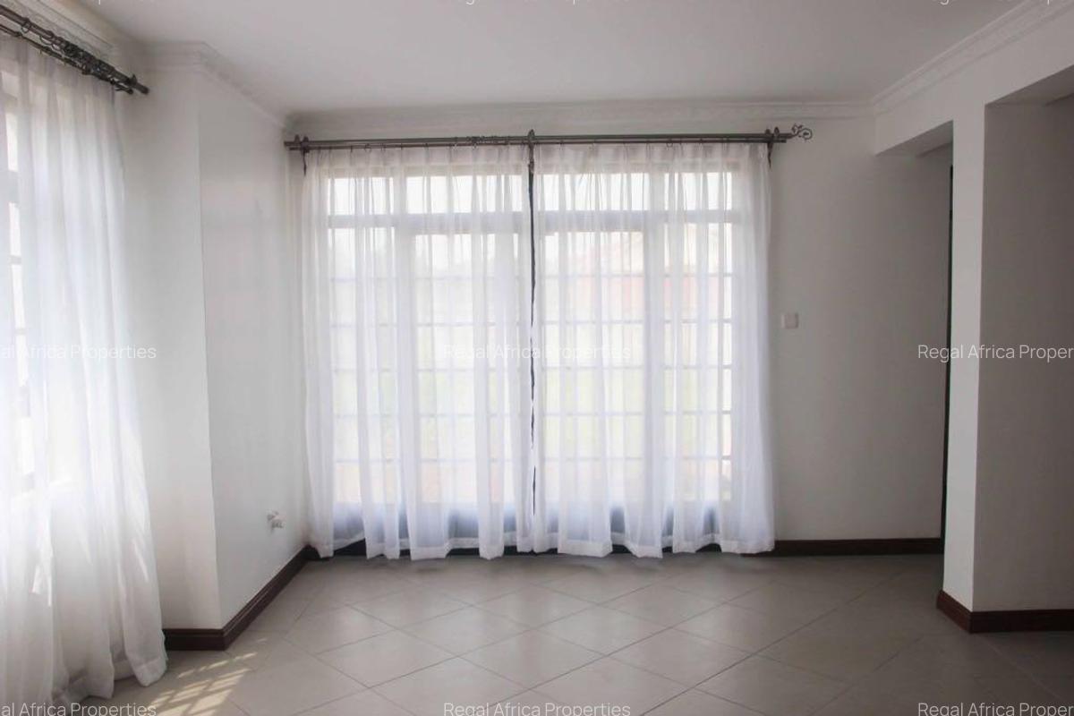 5 Bed House with En Suite at Garden Estate - 4