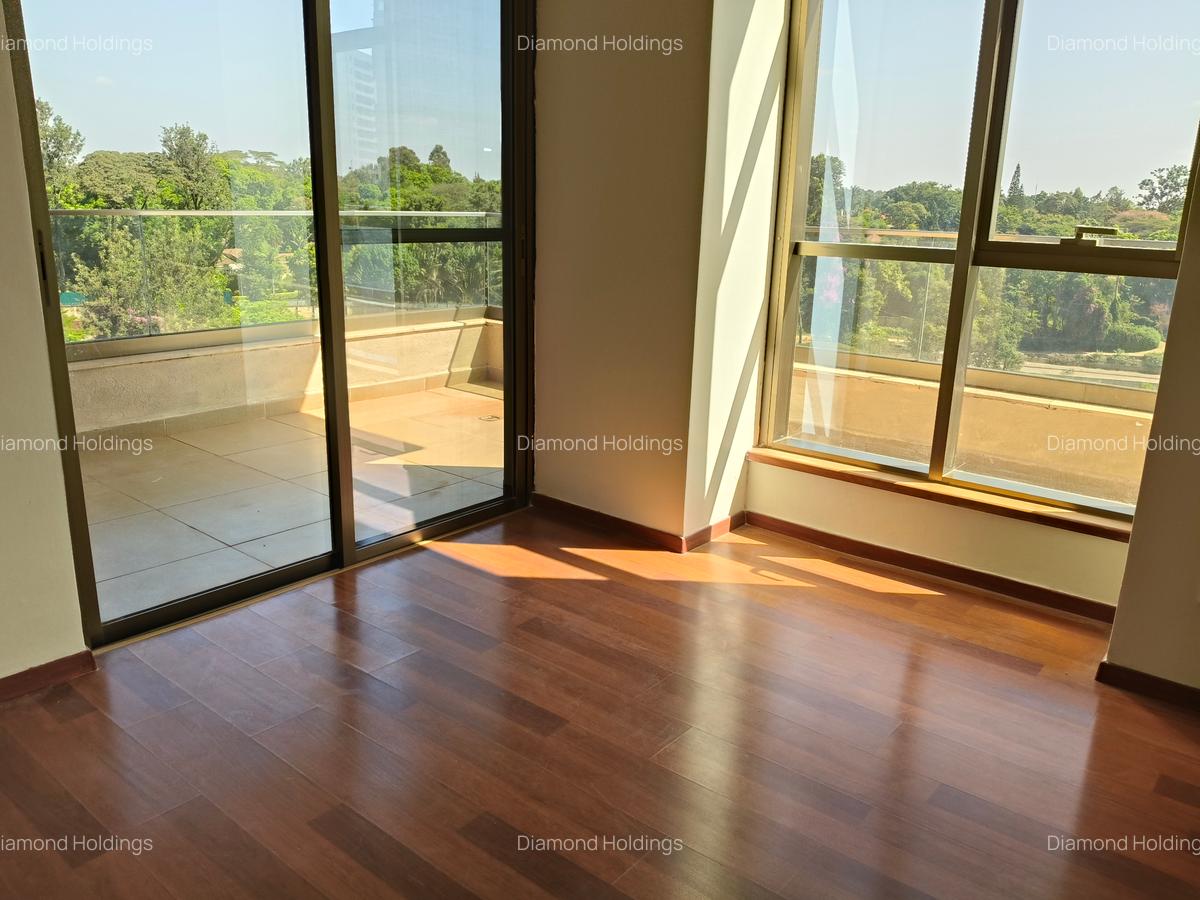 3 Bed Apartment with En Suite at Parklands - 12