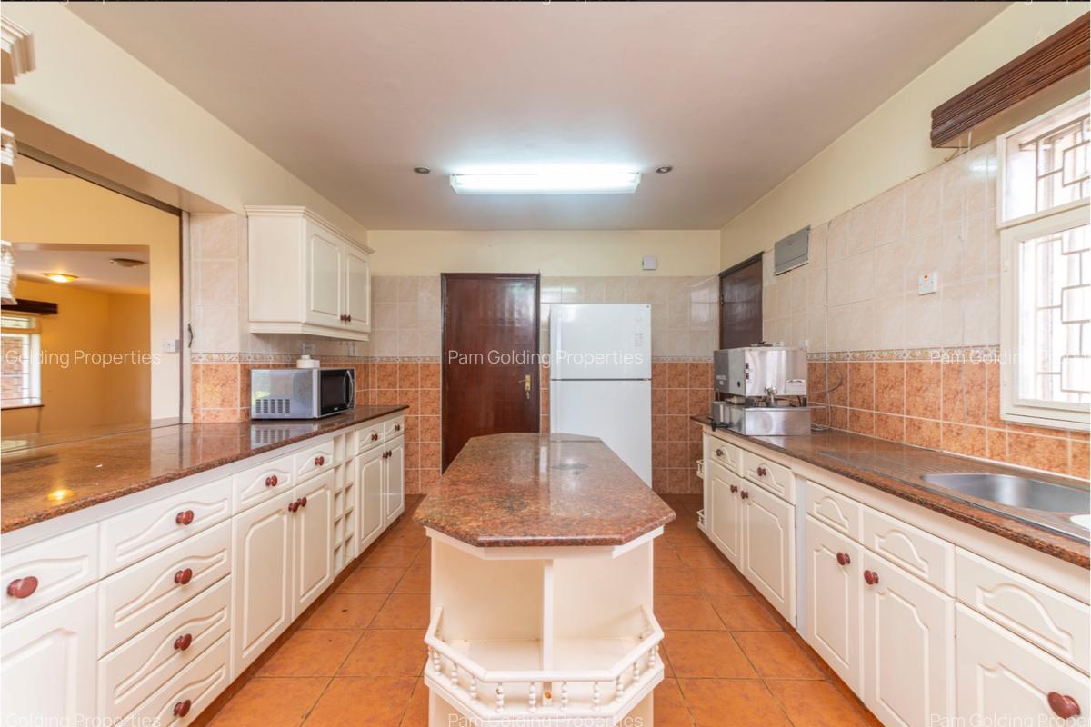 4 Bed House with En Suite in Runda - 8