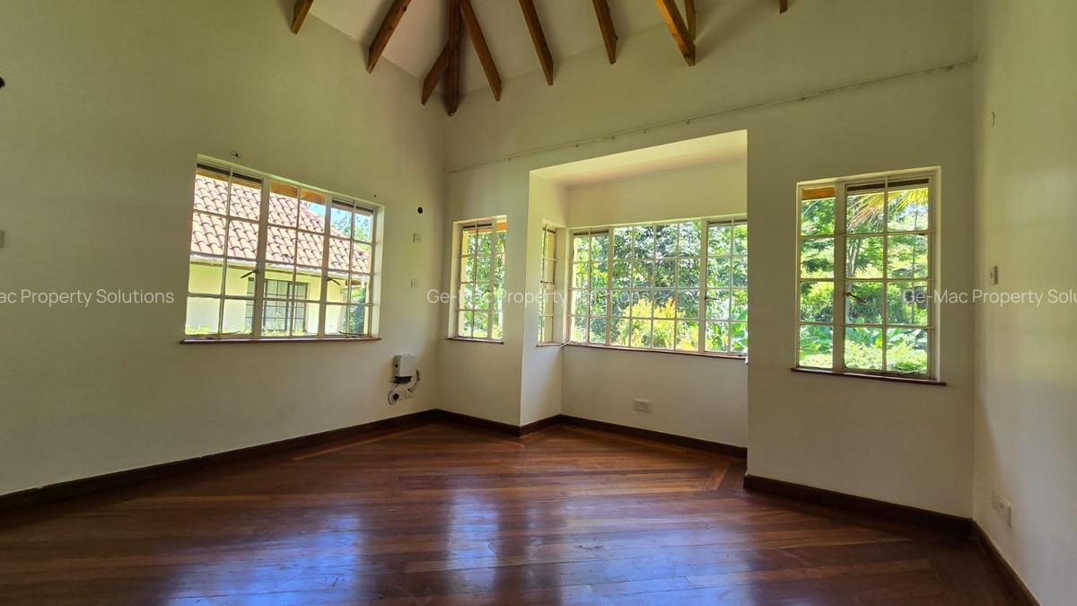 5 Bed House with En Suite at Lone Tree - 12