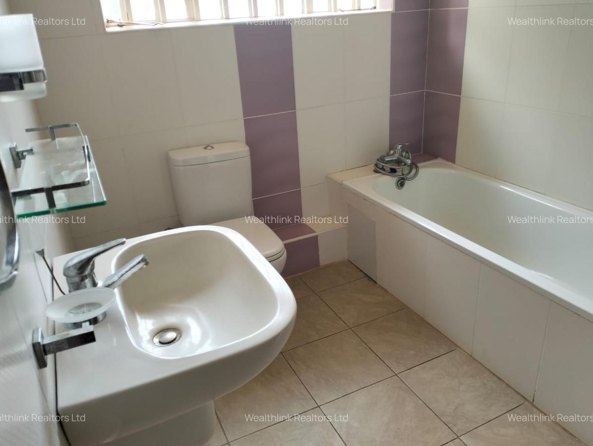 4 Bed Townhouse with En Suite at Lonetree - 6