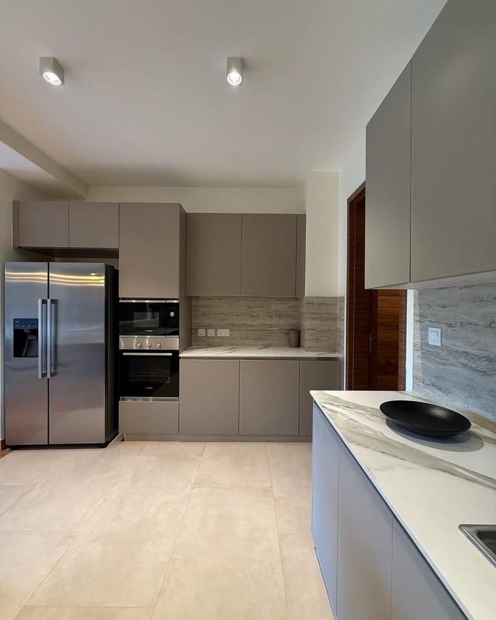 3 Bed Apartment with En Suite in Riverside - 4