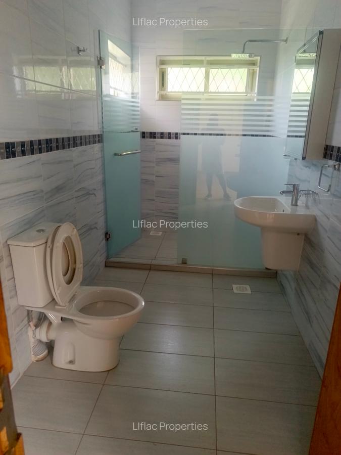 4 Bed House with En Suite in Ridgeways - 16