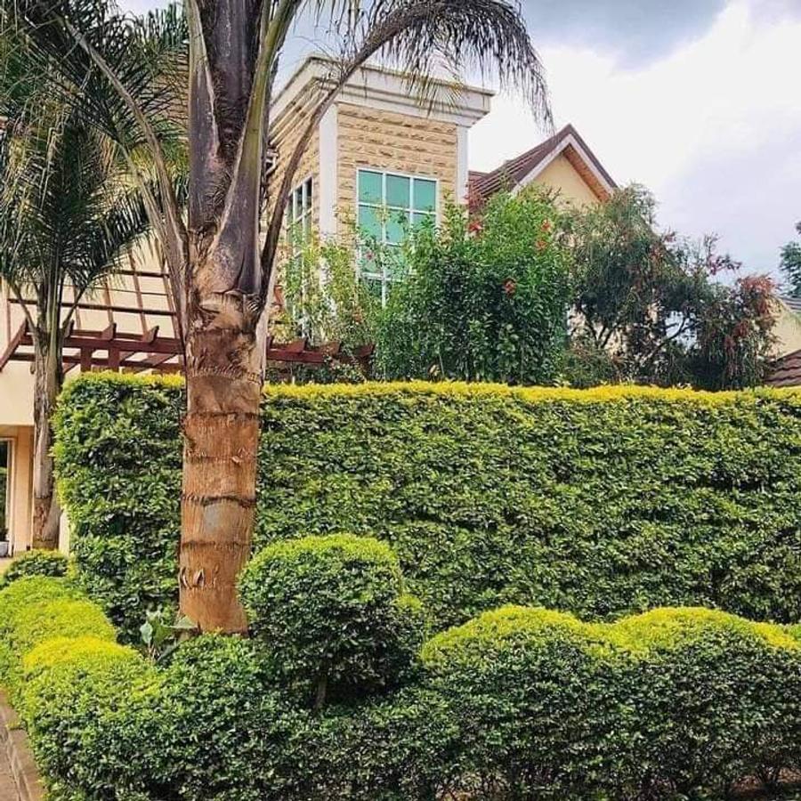 5 Bed House with En Suite in Lavington - 10