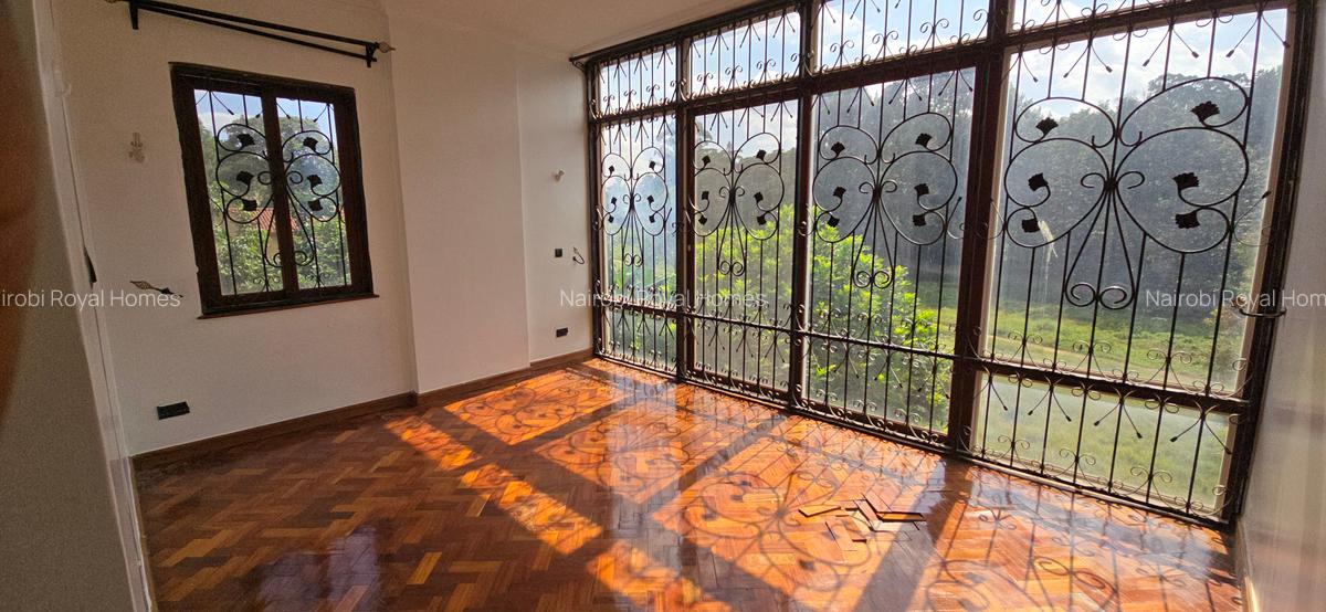 5 Bed Townhouse with En Suite at Lavington Convent Drive - 20