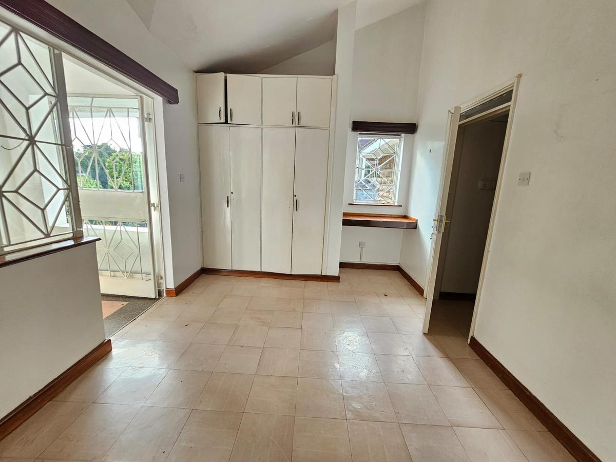 4 Bed House with En Suite in Nyari - 14