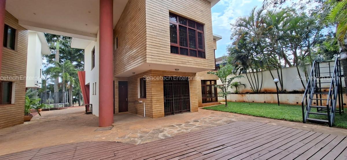 4 Bed Townhouse with En Suite in Hill View - 2