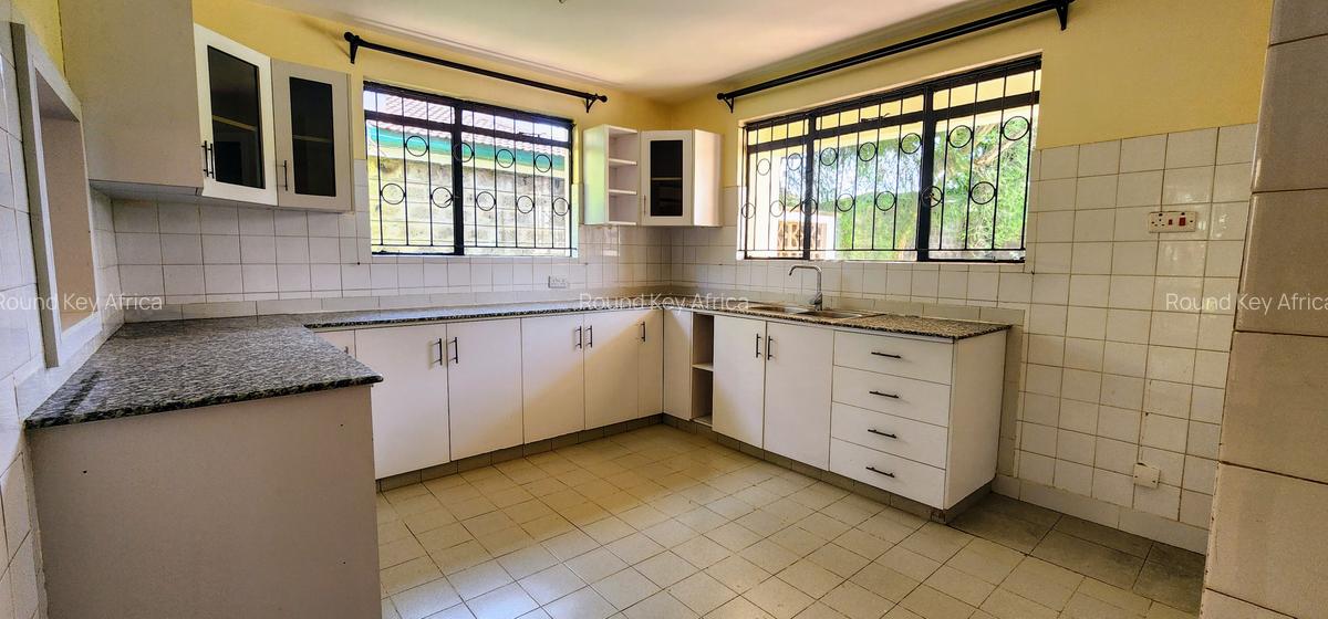 5 Bed House with En Suite in Mountain View - 5