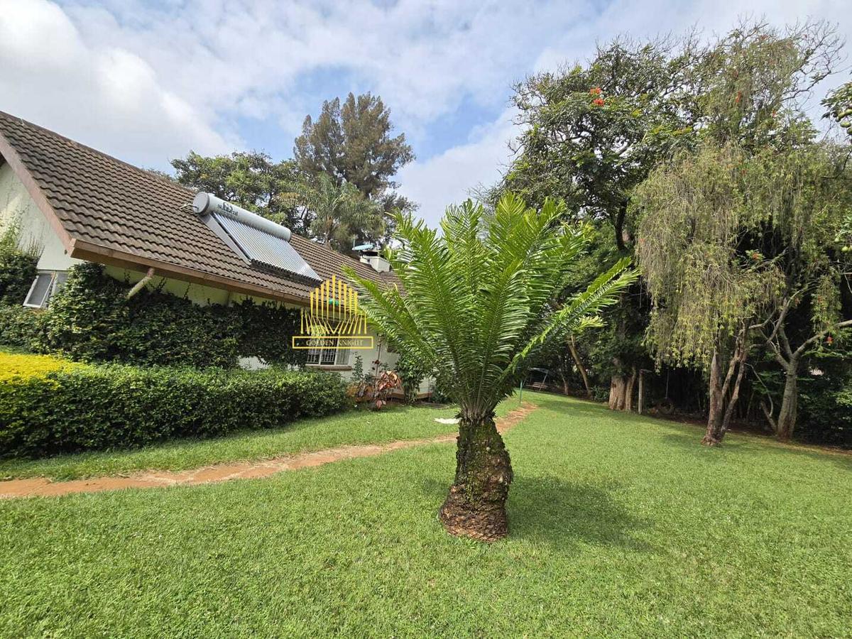 4 Bed House with En Suite in Lavington - 2