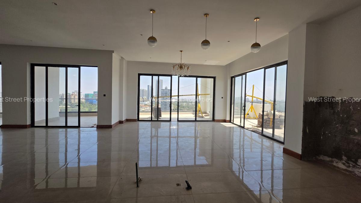 4 Bed Apartment with En Suite at Riverside Drive - 11