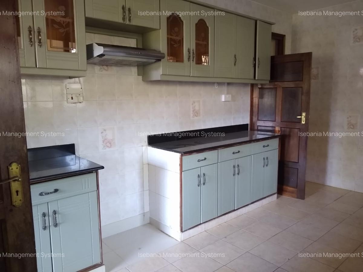 4 Bed House with En Suite at - 16