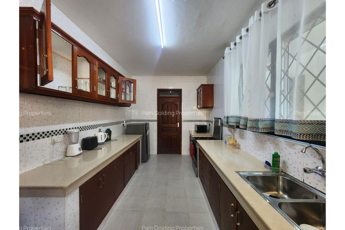 2 Bed Apartment with Swimming Pool at Links Road - 5