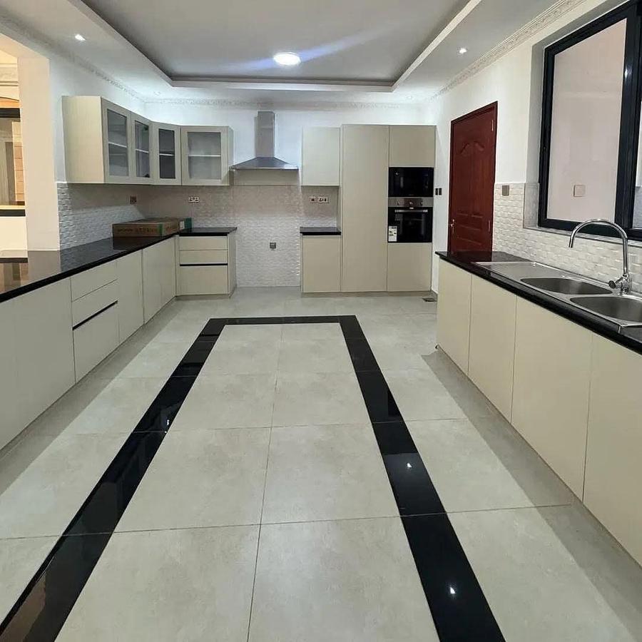5 Bed House with En Suite in Lavington - 4
