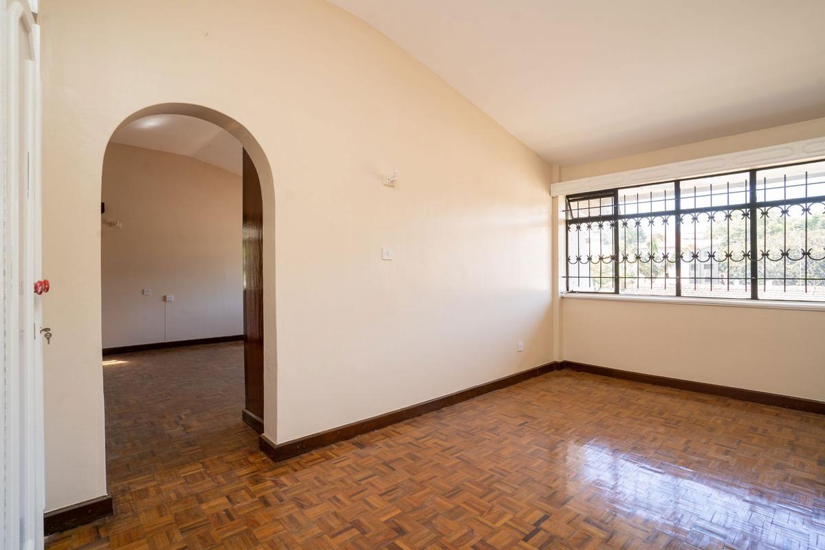 5 Bed House with En Suite in Westlands Area - 11