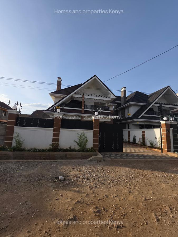 5 Bed Villa with En Suite in Membley - 1