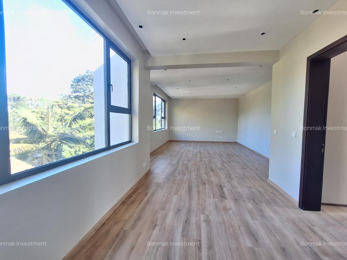 5 Bed Townhouse with En Suite at Lavington Green. - 12