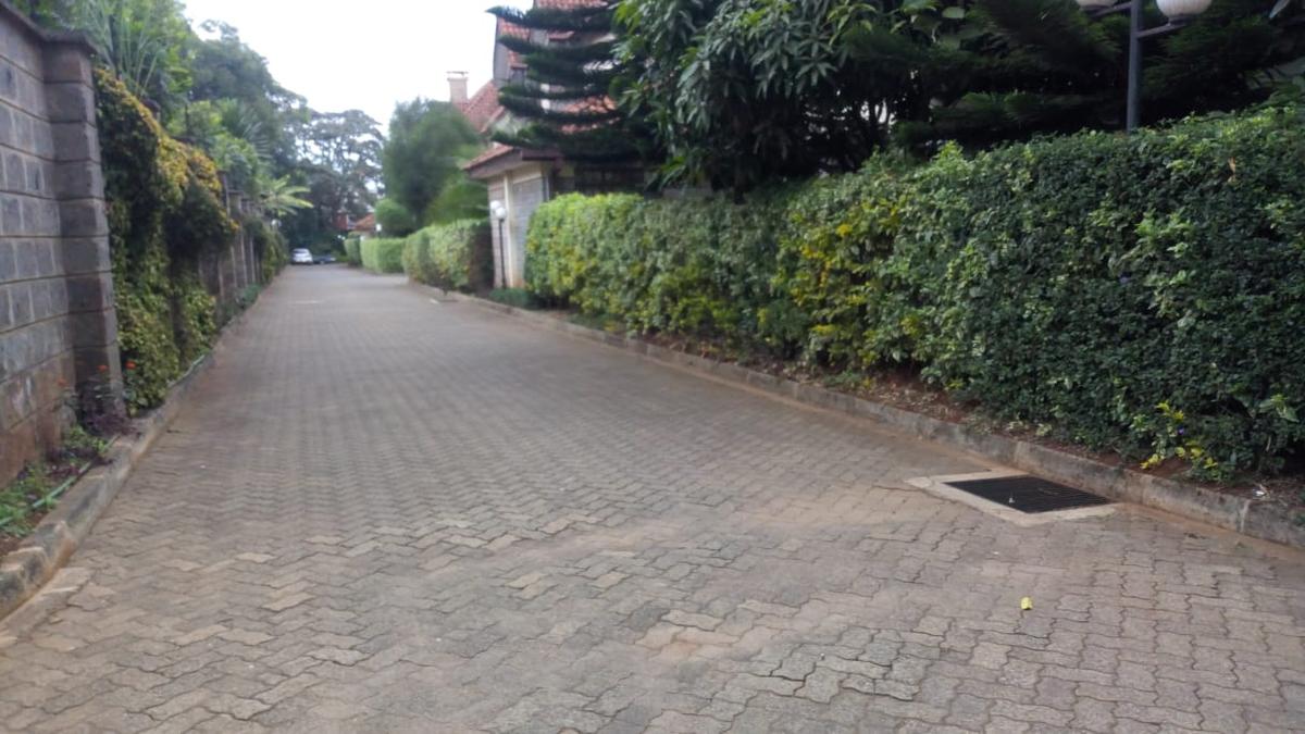 4 Bed Townhouse with En Suite at Lavington - 15