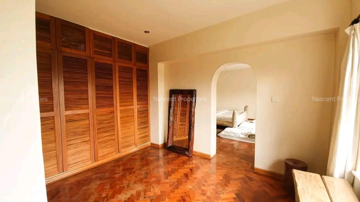 5 Bed House with En Suite in Ridgeways - 9