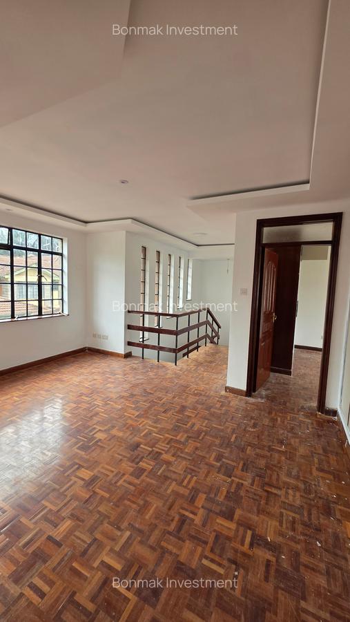 4 Bed Townhouse with En Suite at Lavington Green. - 4