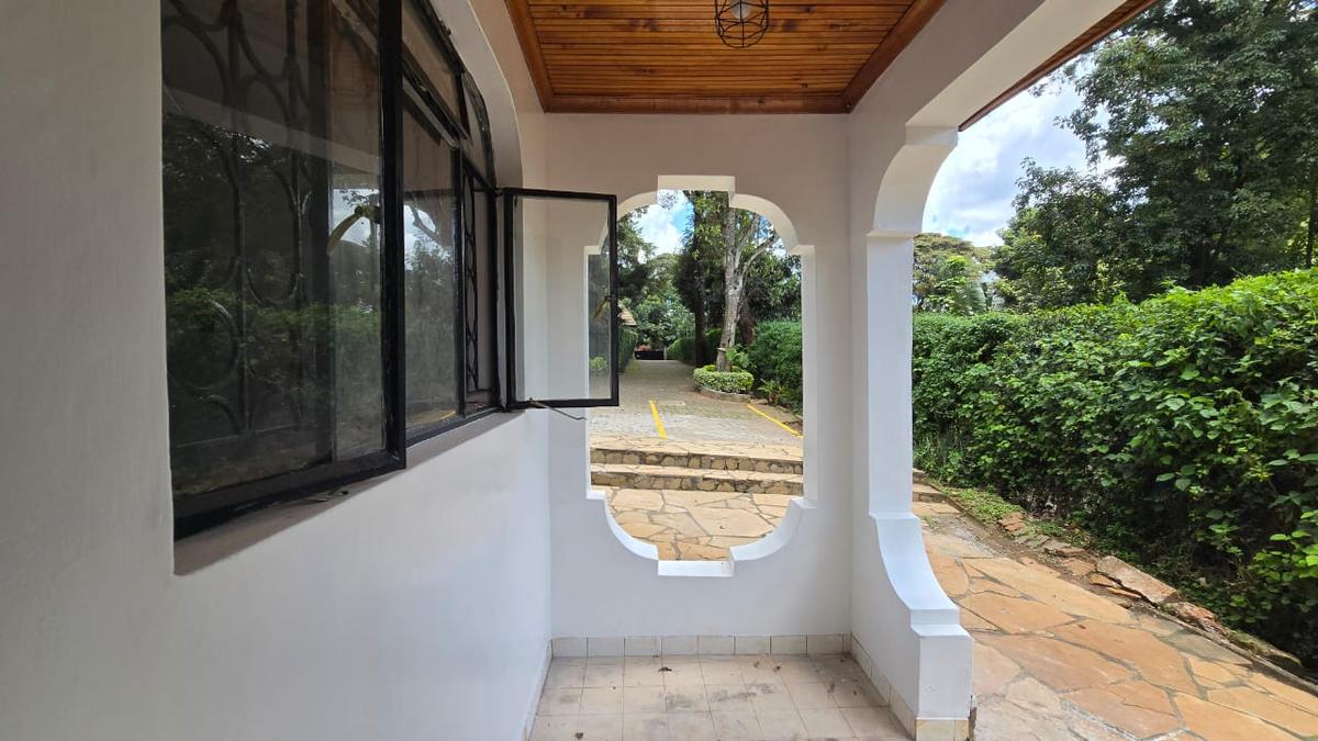4 Bed House with En Suite in Lavington - 10