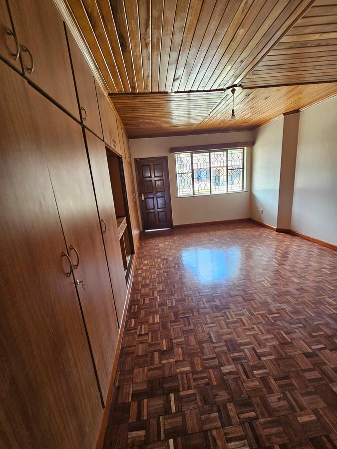 5 Bed Townhouse with En Suite at Lavington - 17