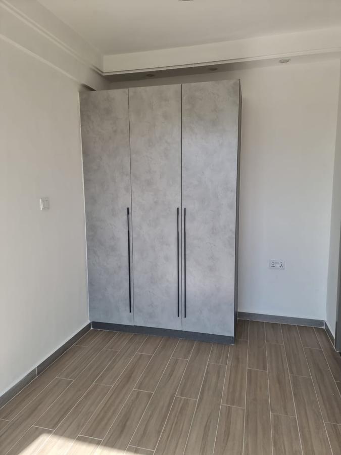 1 Bed Apartment with En Suite at Riverside Dr - 6