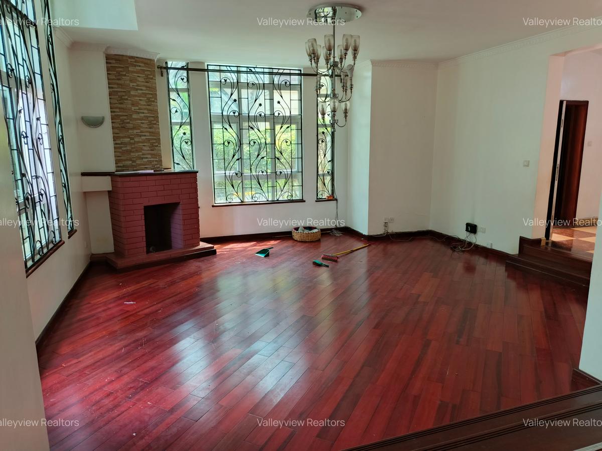 5 Bed Townhouse with En Suite at Lavington - 2