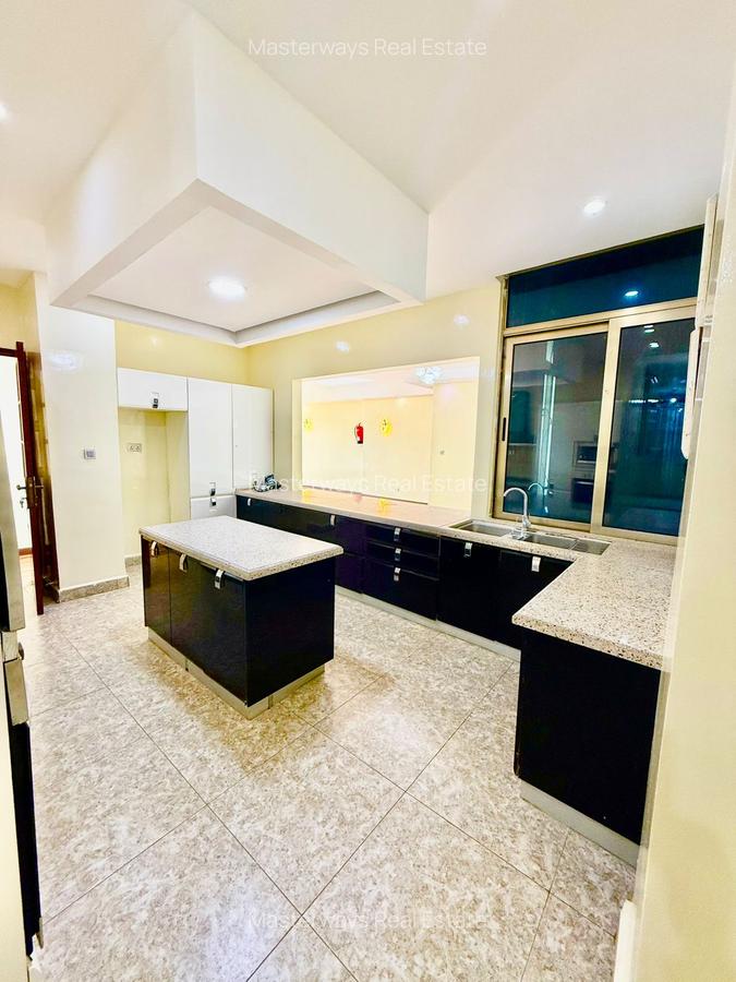 3 Bed Apartment with En Suite in Parklands - 11