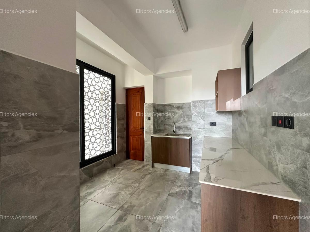 4 Bed Apartment with En Suite at Riverside Drive - 9