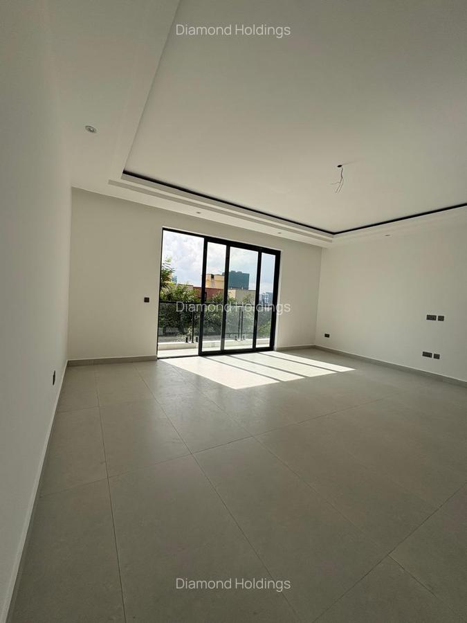 3 Bed Apartment with En Suite in Brookside - 10