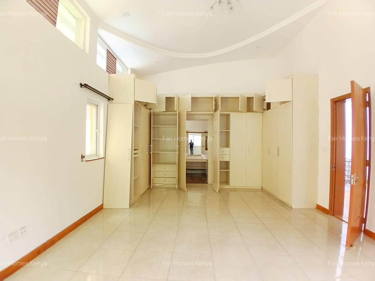 4 Bed Townhouse with En Suite at Riverside Drive - 16