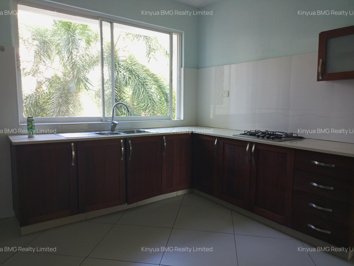 4 Bed Apartment with En Suite at Links Road - 4