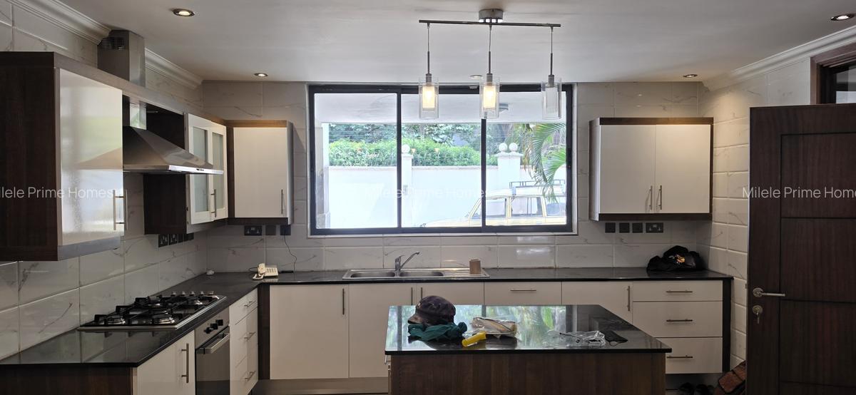 5 Bed Townhouse with En Suite in Lavington - 6
