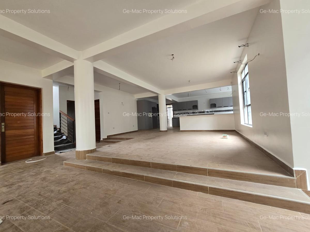 4 Bed House with En Suite in Ridgeways - 4