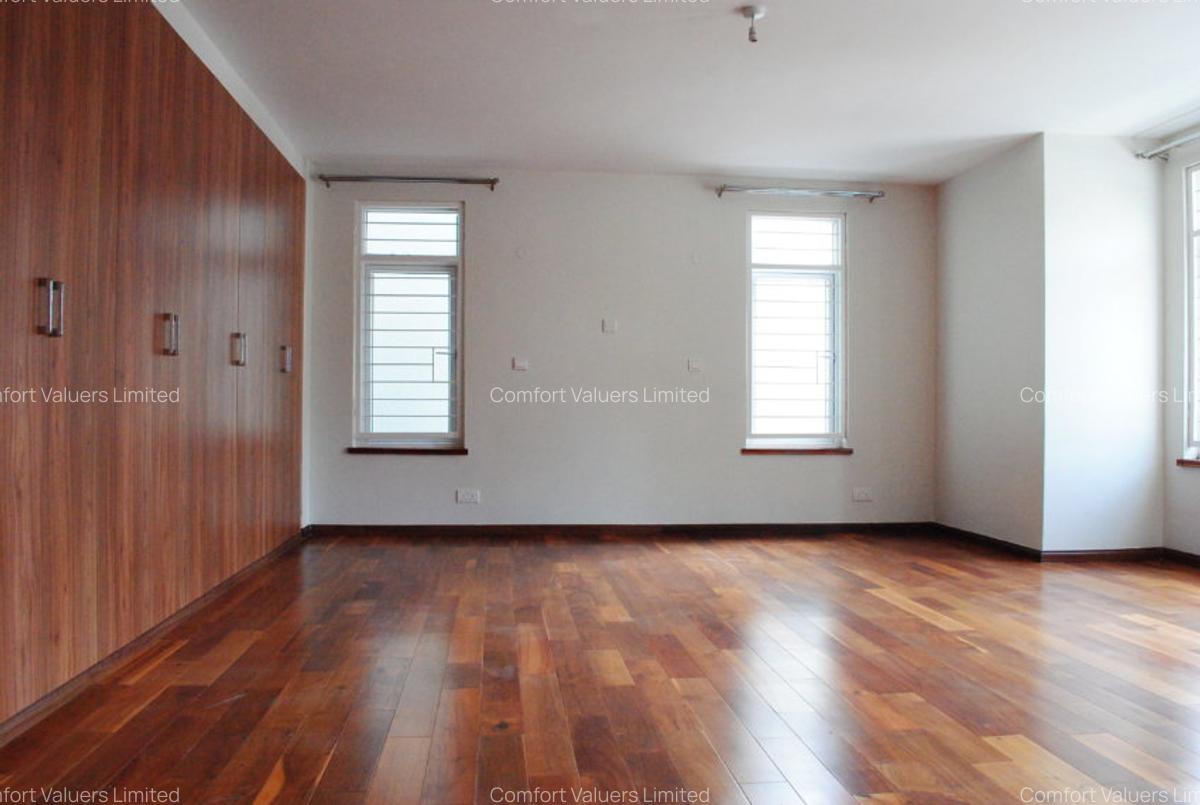 5 Bed Townhouse with En Suite at Lavington Green - 3