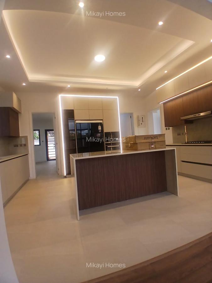 5 Bed Villa with En Suite in Lavington - 6