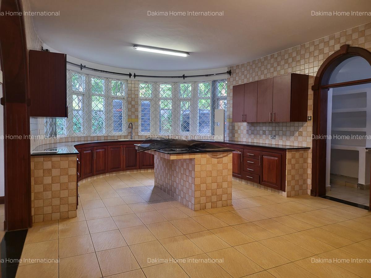 5 Bed Townhouse with En Suite in Rosslyn - 2