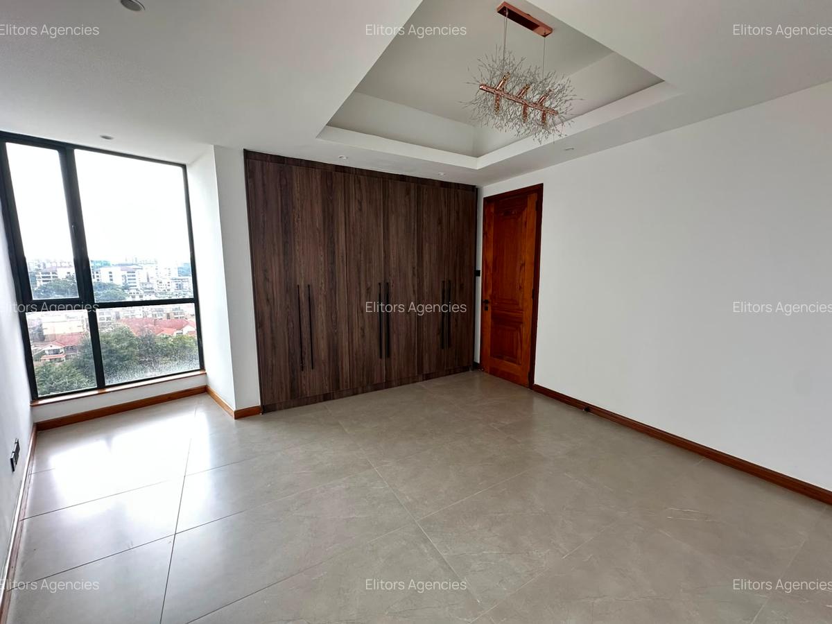 4 Bed Apartment with En Suite at Riverside Drive - 11