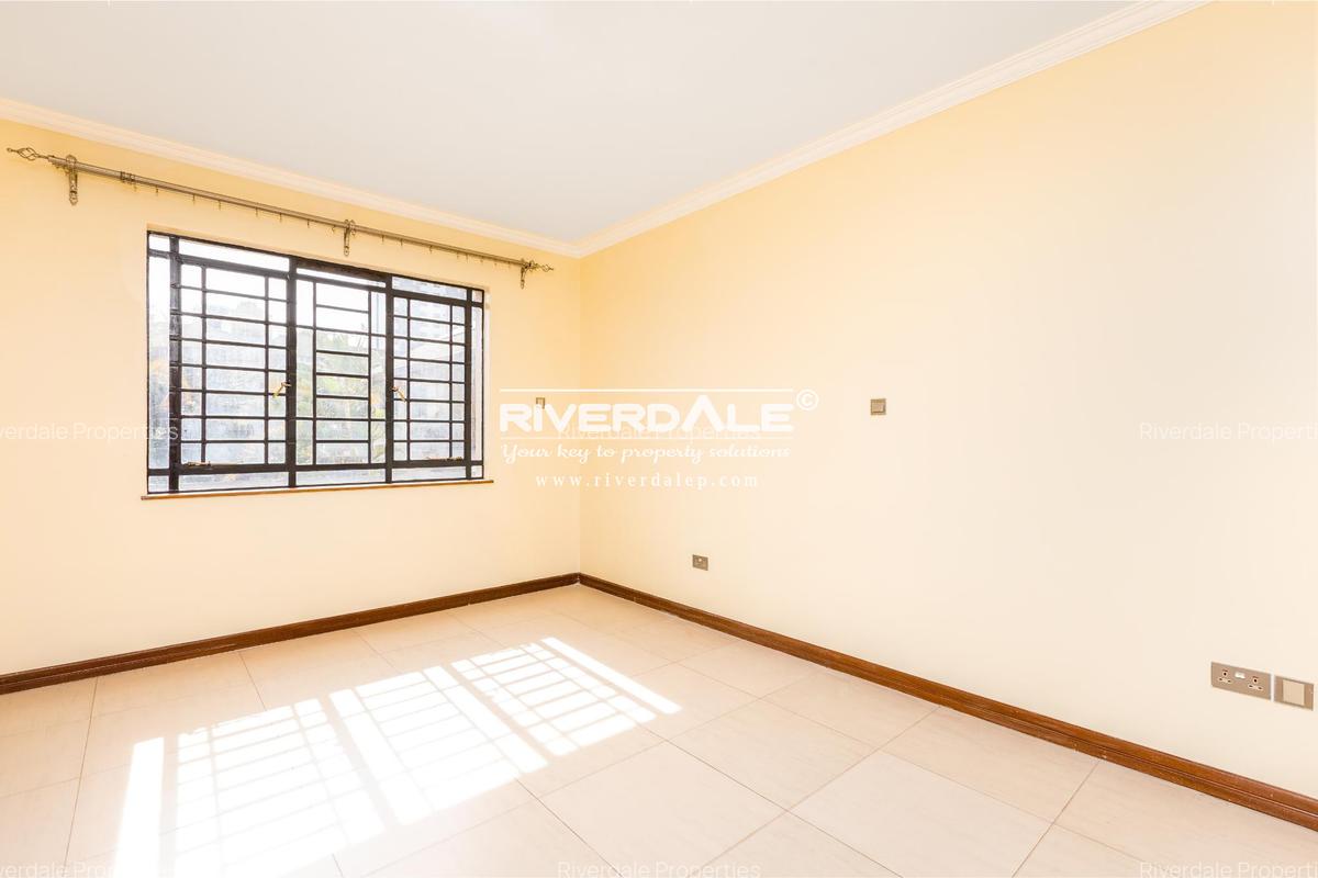 4 Bed Apartment with En Suite in Parklands - 8