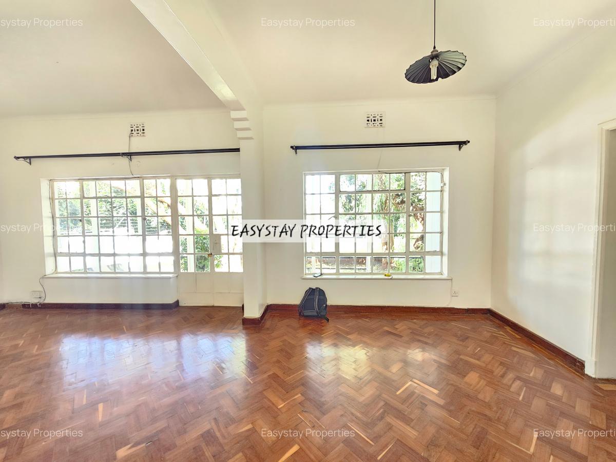 4 Bed House with En Suite in Lavington - 3
