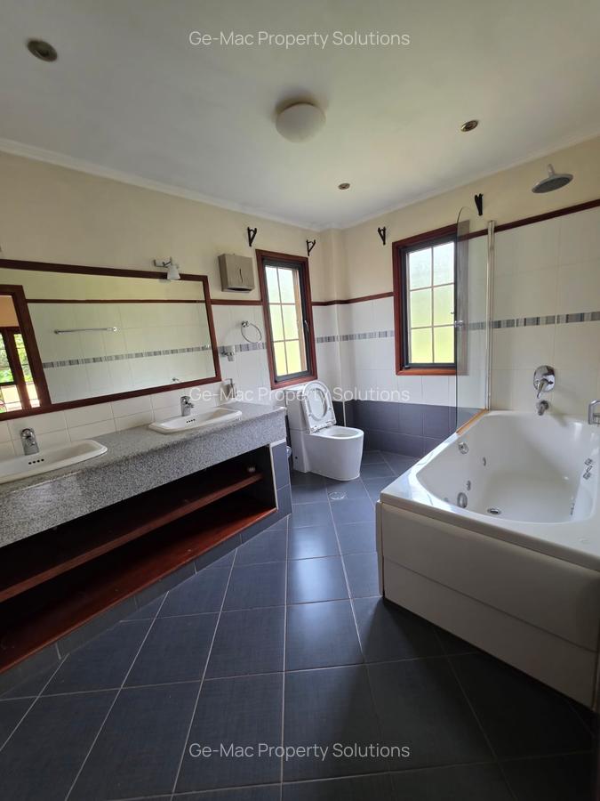4 Bed House with En Suite in Ridgeways - 13