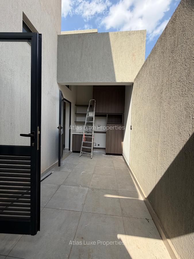 5 Bed Townhouse with En Suite at Old Runda - 18
