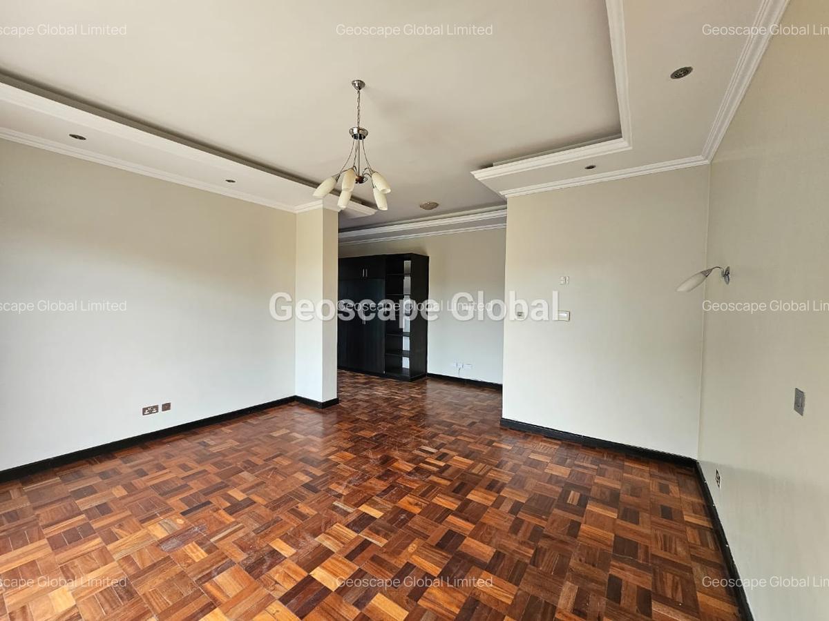 4 Bed House with En Suite in Rosslyn - 5