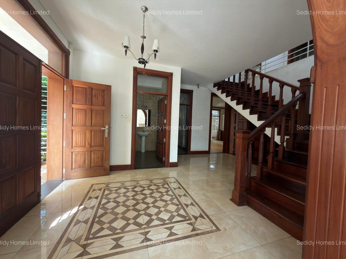5 Bed Townhouse with En Suite in Rosslyn - 2