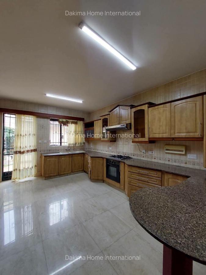 4 Bed Townhouse with En Suite in Brookside - 2