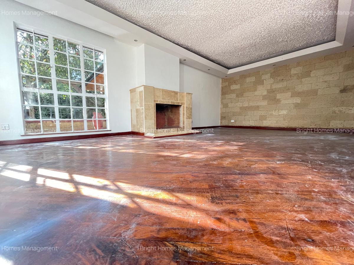 5 Bed Villa with En Suite in Spring Valley - 3