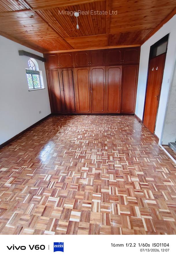 6 Bed House with En Suite in Nyari - 20