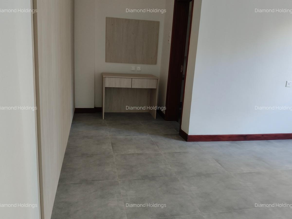 3 Bed Apartment with En Suite at Parklands - 12